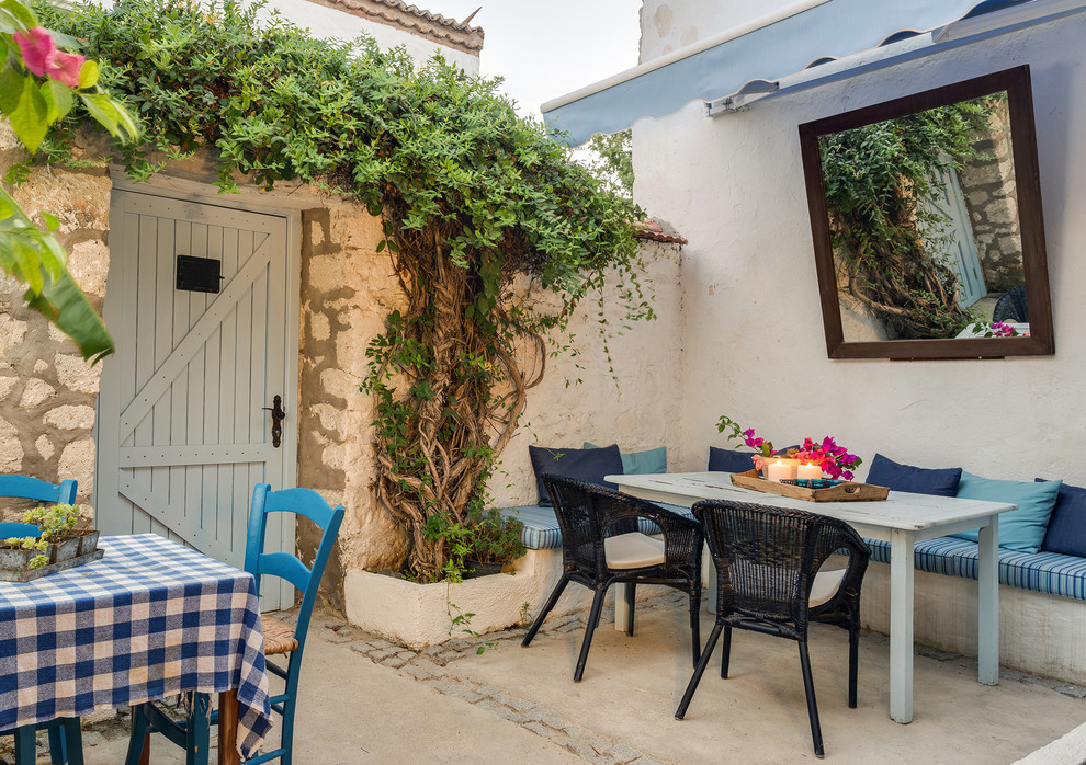 Свежая идея для дизайна: двор в средиземноморском стиле с козырьком - отличное фото интерьера