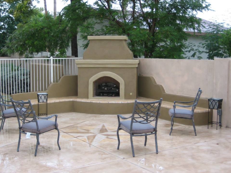 Ispirazione per un patio o portico american style di medie dimensioni e dietro casa con un focolare e pavimentazioni in pietra naturale