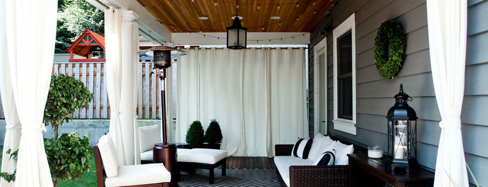 Immagine di un patio o portico eclettico di medie dimensioni e dietro casa con pedane e un tetto a sbalzo