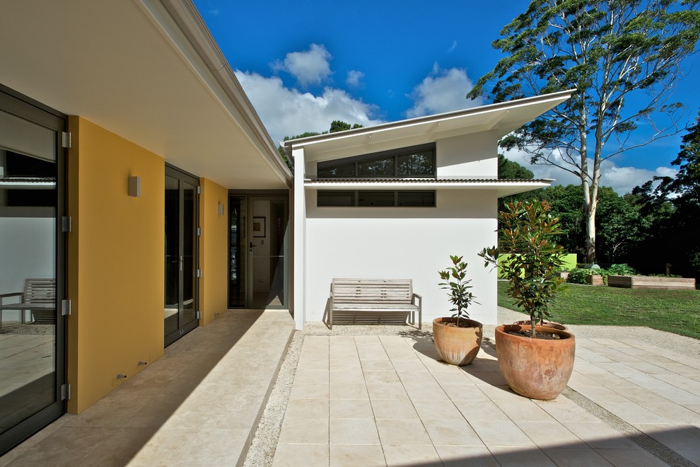 Пример оригинального дизайна: двор в современном стиле