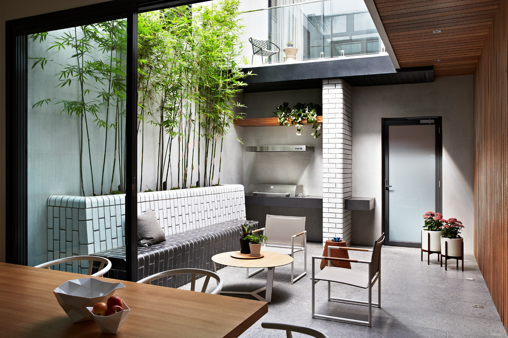 Kleiner Moderner Patio im Innenhof mit Grillplatz in Melbourne