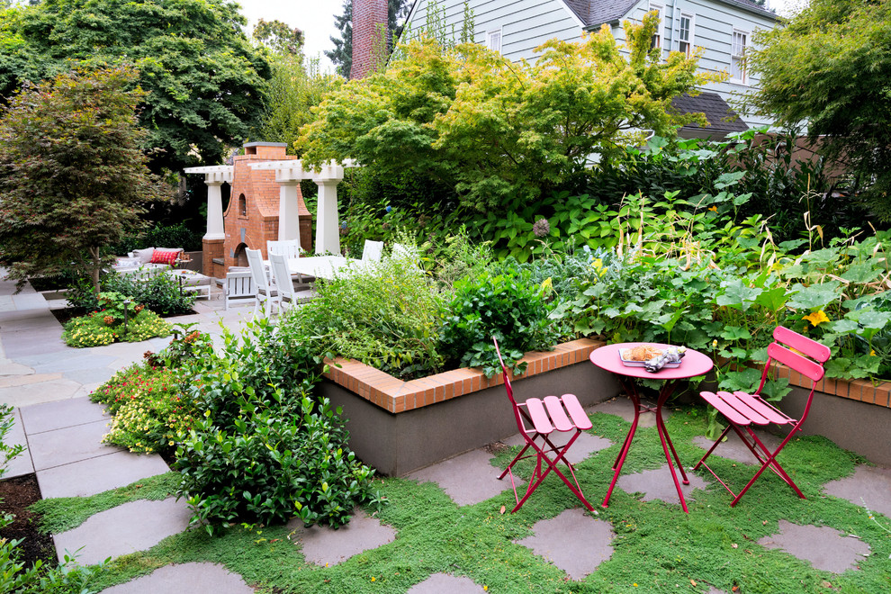 Ejemplo de patio ecléctico de tamaño medio en patio lateral con brasero, adoquines de piedra natural y pérgola