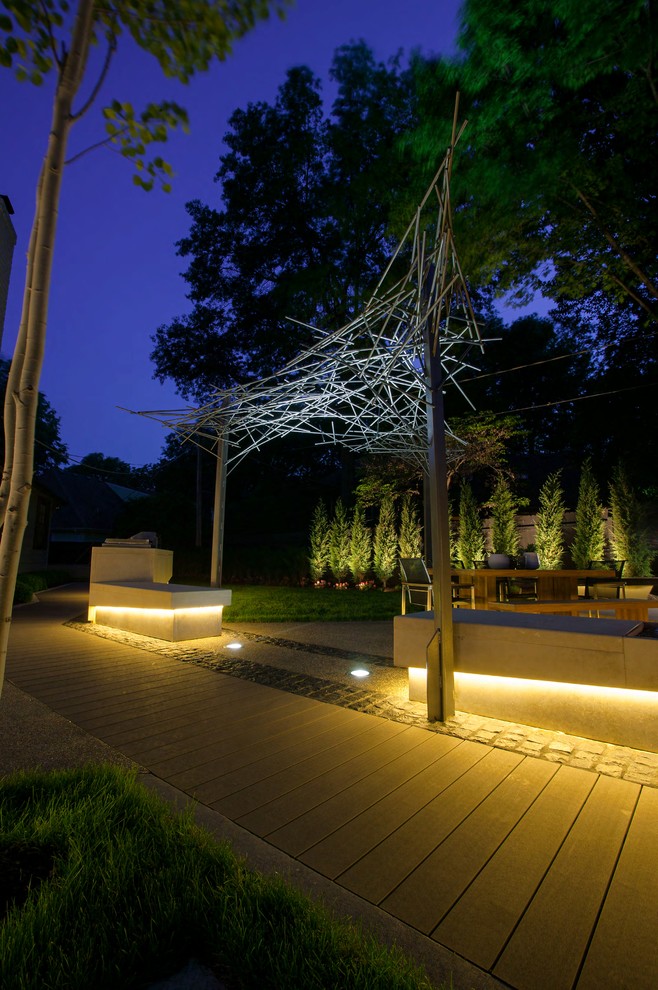 Immagine di un grande patio o portico minimalista dietro casa con un focolare, pavimentazioni in cemento e una pergola
