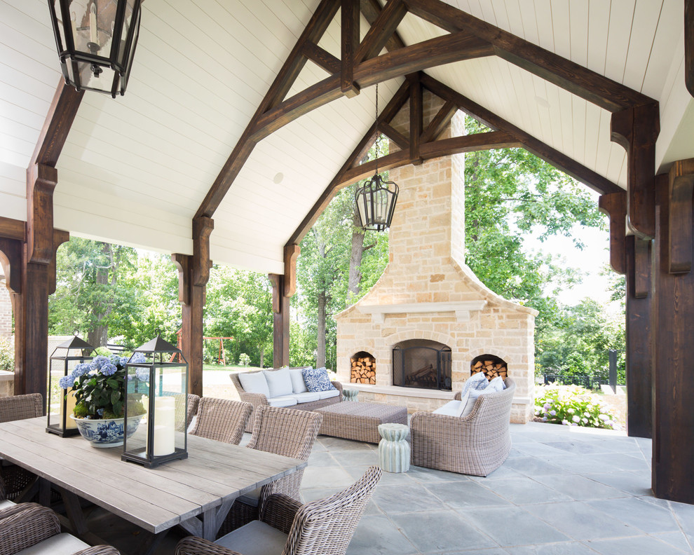 Свежая идея для дизайна: огромный двор на заднем дворе в классическом стиле с летней кухней, покрытием из каменной брусчатки и навесом - отличное фото интерьера