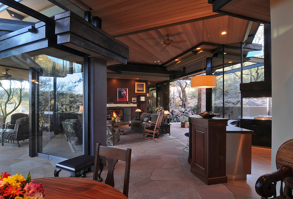 Mittelgroßer, Überdachter Moderner Patio hinter dem Haus mit Feuerstelle und Natursteinplatten in Phoenix