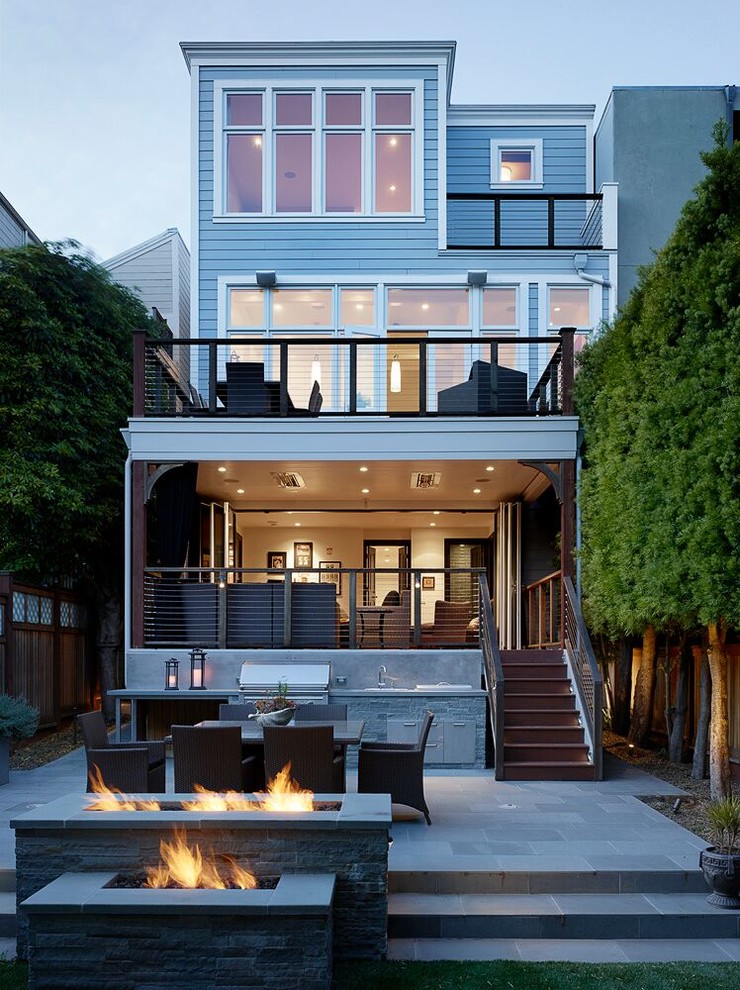 Unbedeckter, Mittelgroßer Klassischer Patio hinter dem Haus mit Feuerstelle und Natursteinplatten in San Francisco