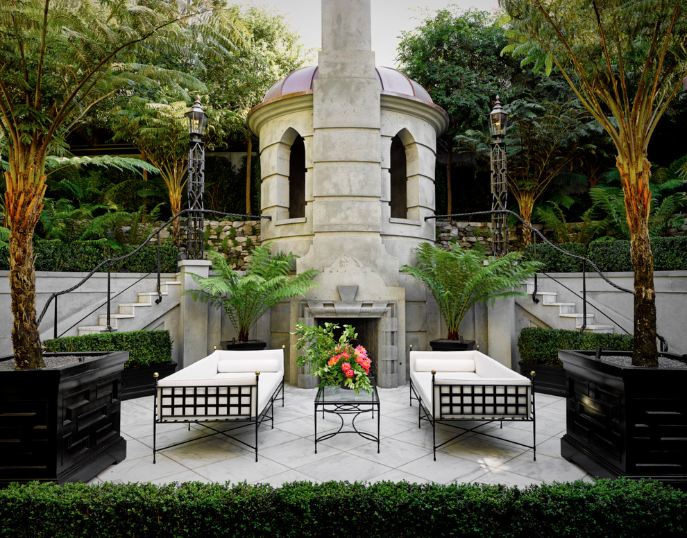 サンフランシスコにあるラグジュアリーな巨大なトラディショナルスタイルのおしゃれな裏庭のテラス (コンクリート敷き	) の写真
