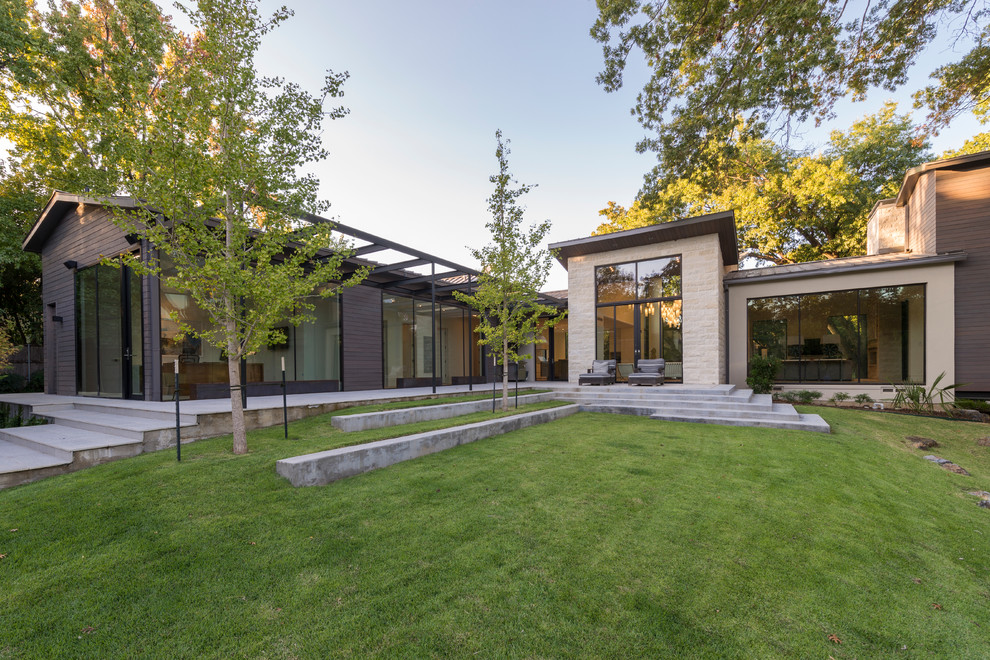 Idee per un patio o portico contemporaneo di medie dimensioni e dietro casa con lastre di cemento
