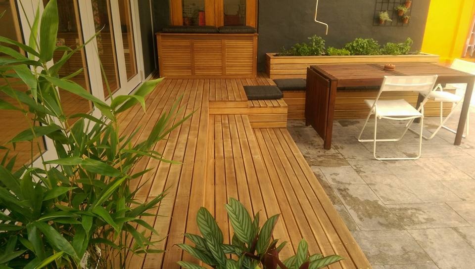 Example of a mid-sized island style backyard concrete paver patio vertical garden design in Sydney