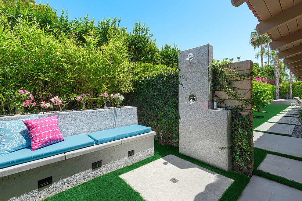 Пример оригинального дизайна: двор в стиле ретро с летним душем