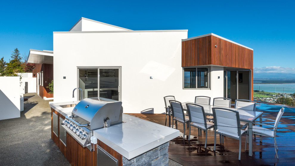 Foto de patio minimalista de tamaño medio sin cubierta en patio lateral con cocina exterior y losas de hormigón