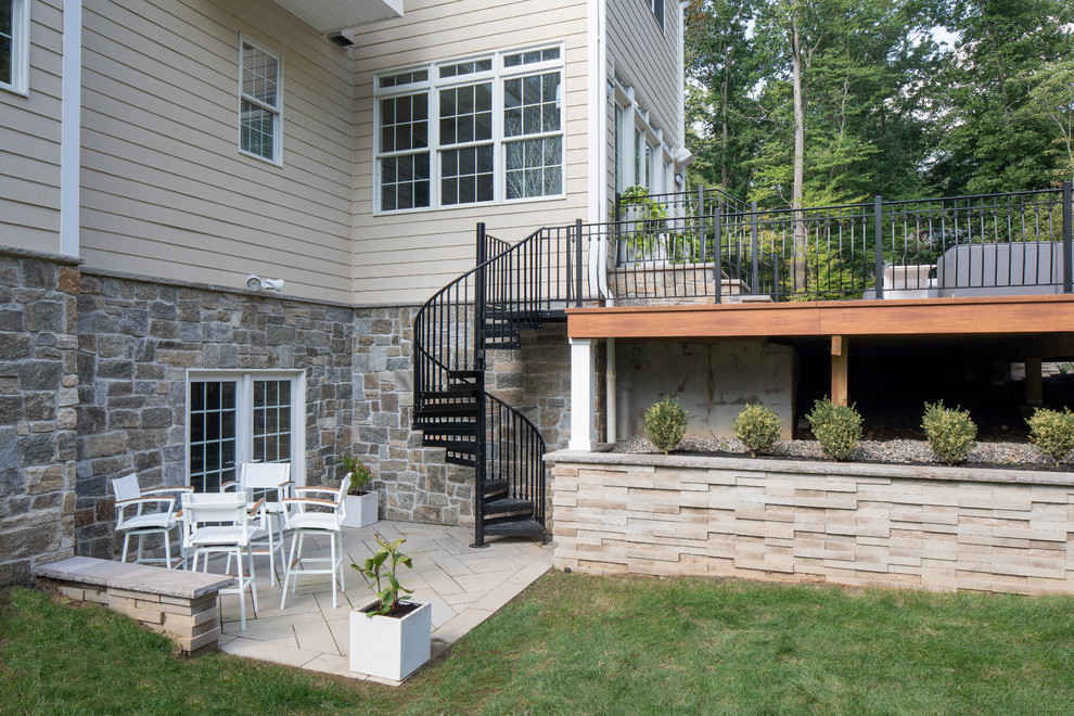 Idee per un ampio patio o portico minimal dietro casa con pavimentazioni in pietra naturale e nessuna copertura