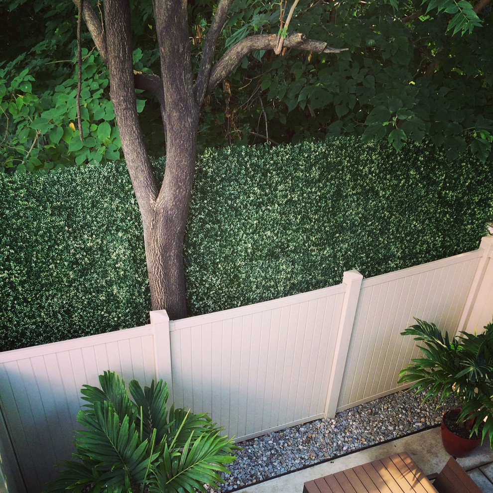 Foto di un ampio giardino minimalista esposto a mezz'ombra in cortile con pedane