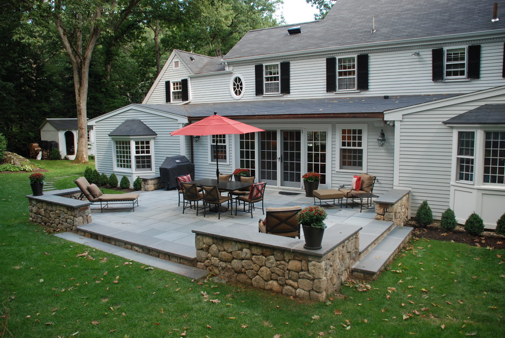 Idee per un grande patio o portico tradizionale dietro casa con pavimentazioni in cemento e nessuna copertura