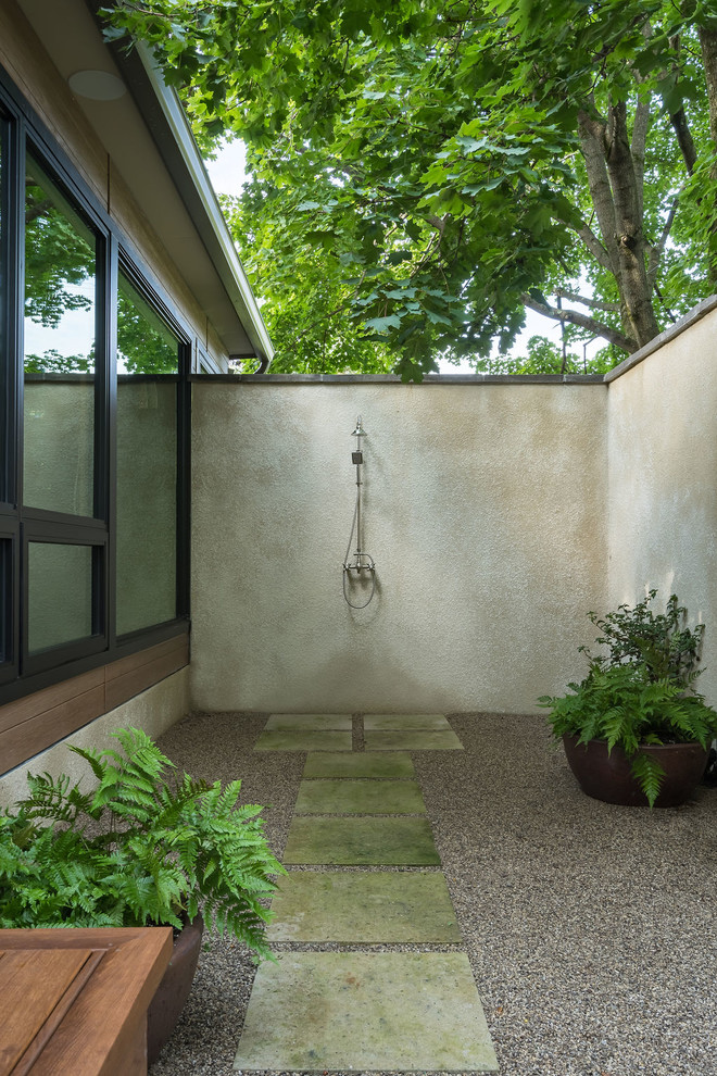 Свежая идея для дизайна: большой двор на внутреннем дворе с фонтаном и мощением тротуарной плиткой без защиты от солнца - отличное фото интерьера