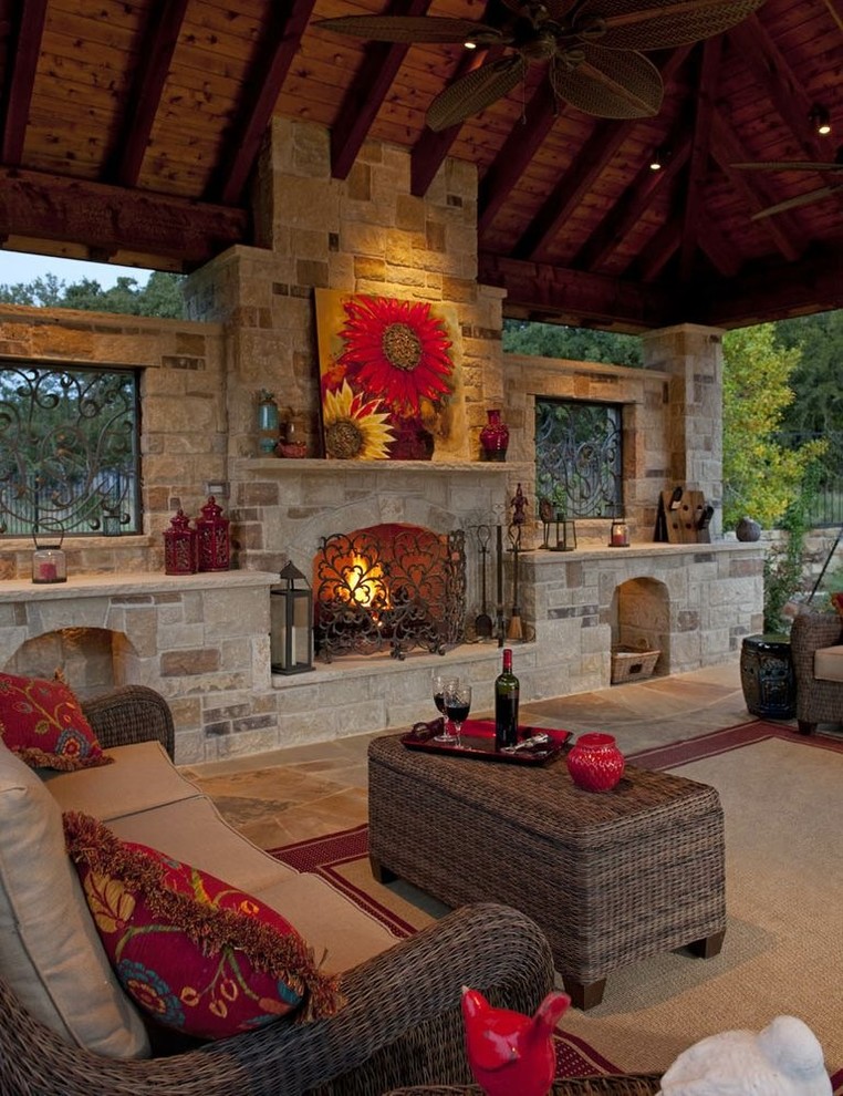 Diseño de patio clásico grande en patio trasero con brasero, adoquines de piedra natural y cenador