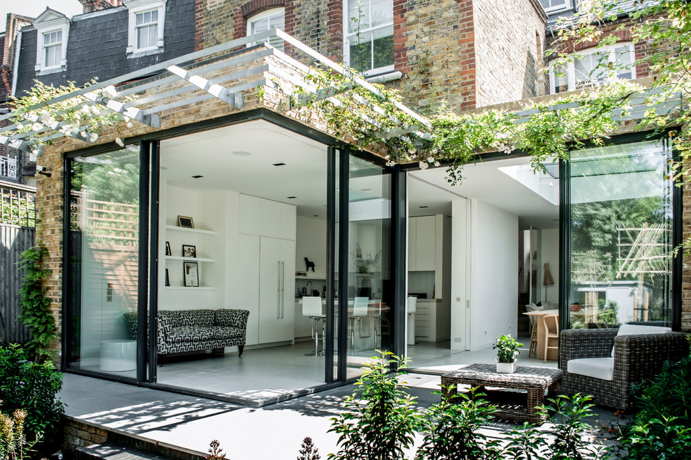 Idée de décoration pour une terrasse design avec une pergola.