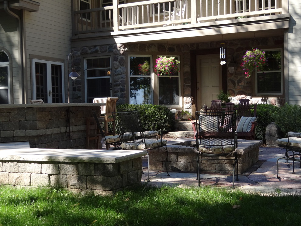 Example of a classic patio design in Milwaukee