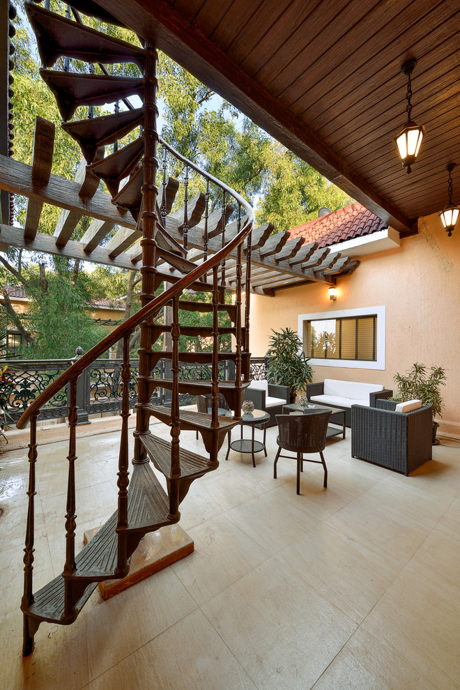 Foto di un patio o portico mediterraneo con scale