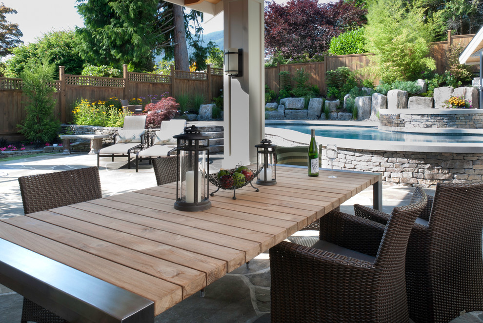 Großer, Überdachter Klassischer Patio hinter dem Haus mit Outdoor-Küche und Natursteinplatten in Vancouver