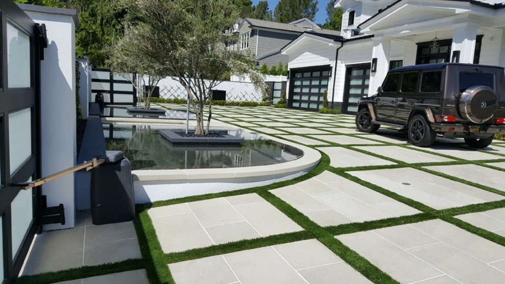 This is an example of a classic patio in Los Angeles.