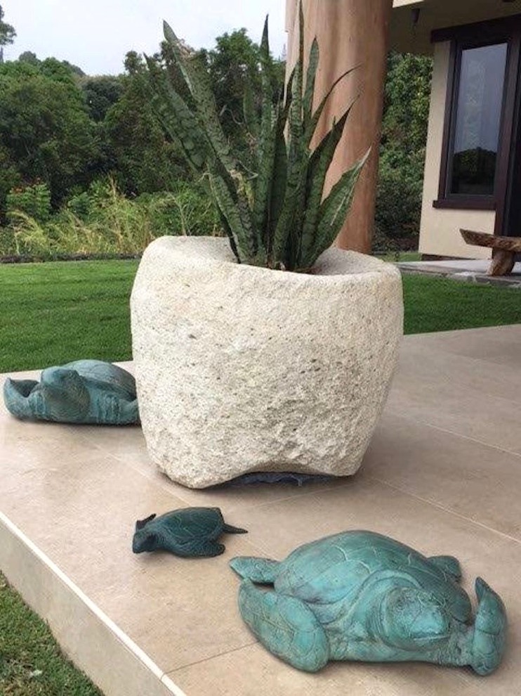 Mittelgroßer, Überdachter Rustikaler Patio hinter dem Haus mit Natursteinplatten in Hawaii