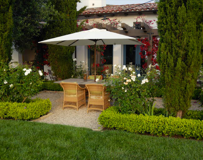 Пример оригинального дизайна: большой двор на внутреннем дворе в современном стиле с мощением тротуарной плиткой без защиты от солнца
