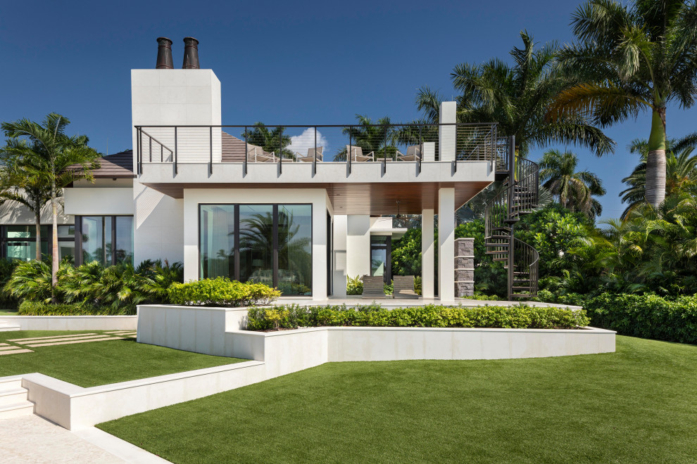 Стильный дизайн: большой двор в средиземноморском стиле без защиты от солнца - последний тренд