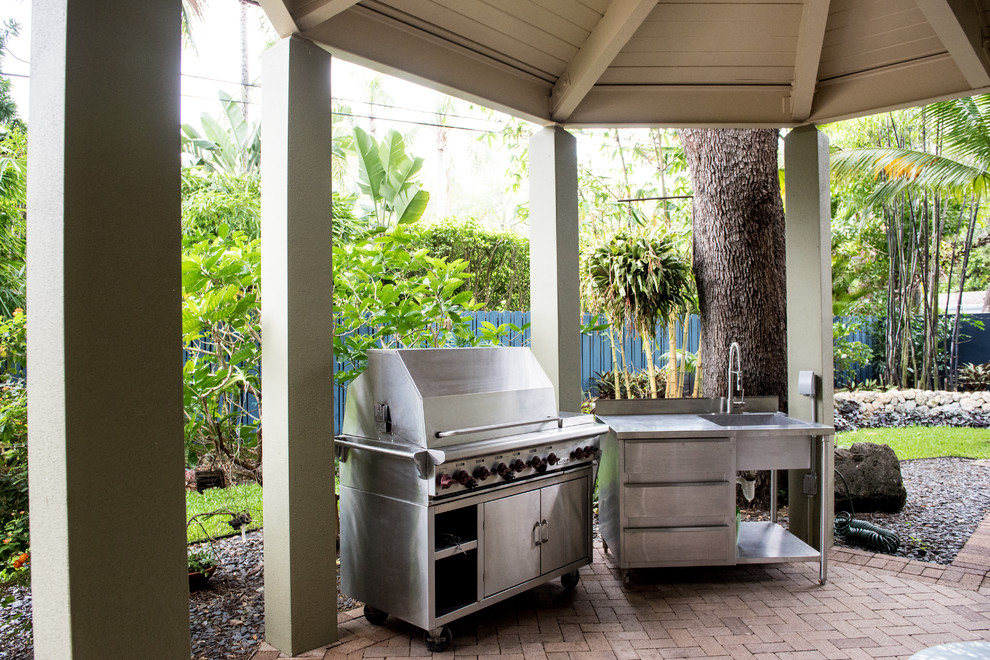 Mittelgroßer Patio hinter dem Haus mit Outdoor-Küche, Pflastersteinen und Gazebo in Miami