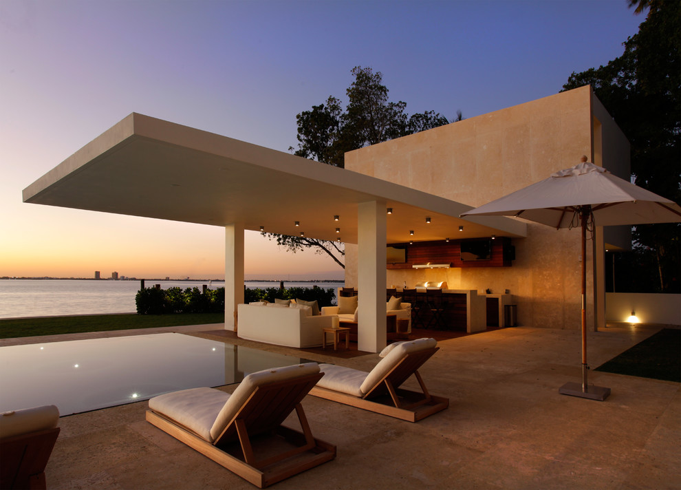 Idée de décoration pour une grande terrasse arrière minimaliste avec une cuisine d'été et du carrelage.