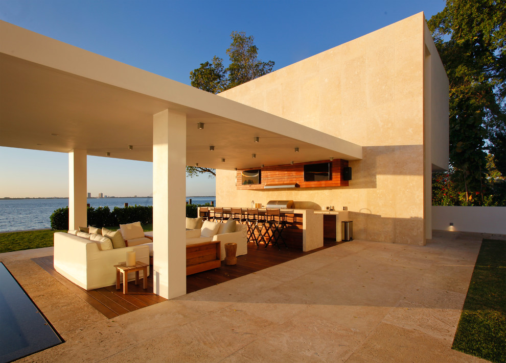 Imagen de patio minimalista grande en patio trasero y anexo de casas con cocina exterior y entablado