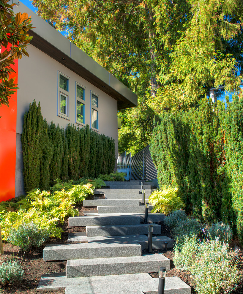 Großer, Unbedeckter Moderner Patio hinter dem Haus mit Outdoor-Küche und Natursteinplatten in Vancouver