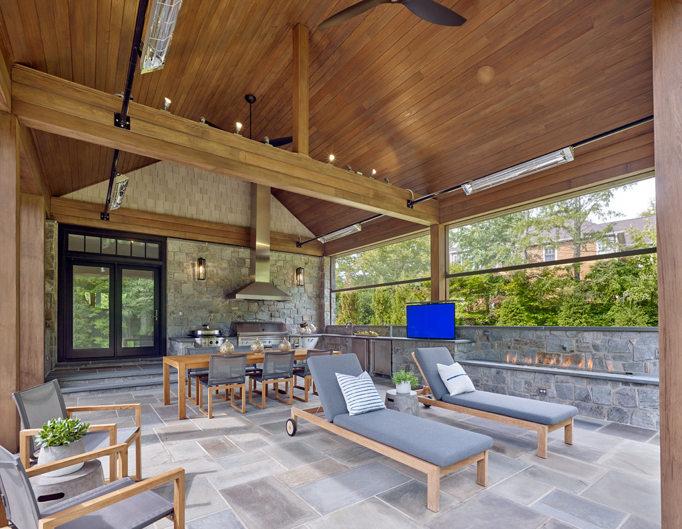 Свежая идея для дизайна: двор на заднем дворе в стиле неоклассика (современная классика) с летней кухней и навесом - отличное фото интерьера