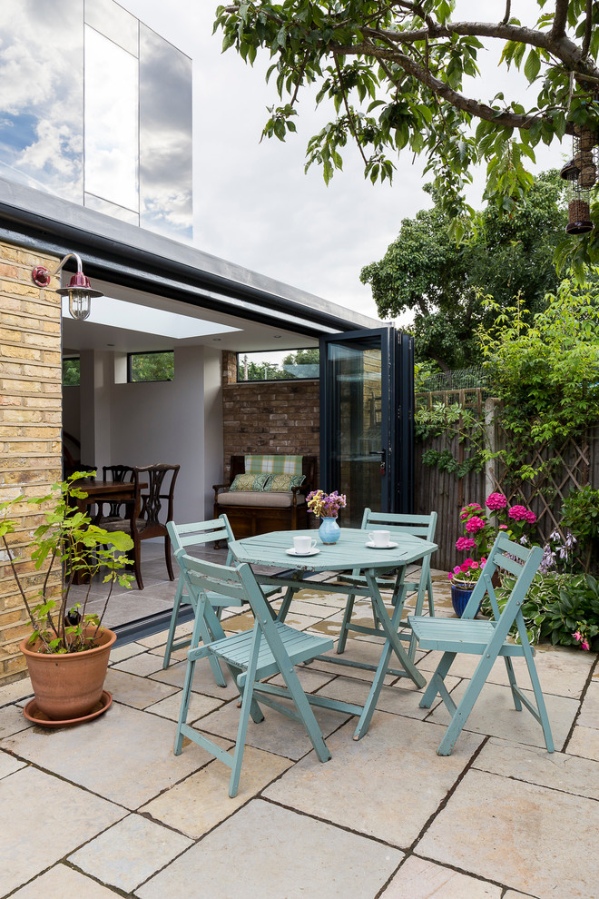 Пример оригинального дизайна: двор на заднем дворе в стиле неоклассика (современная классика) без защиты от солнца