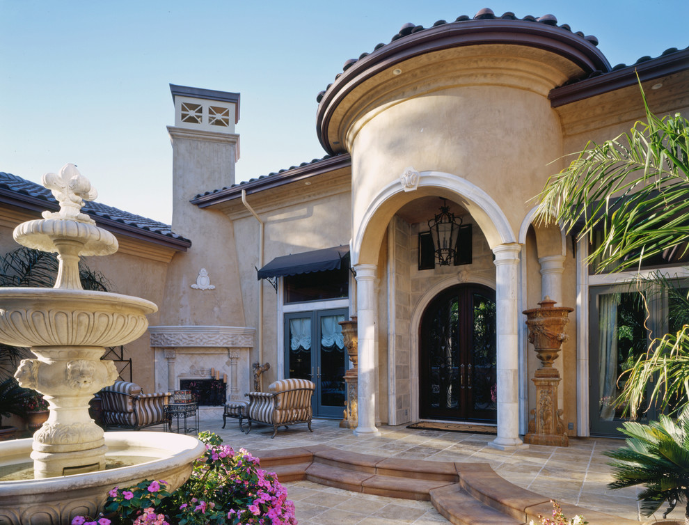 Cette photo montre une terrasse méditerranéenne avec un foyer extérieur.