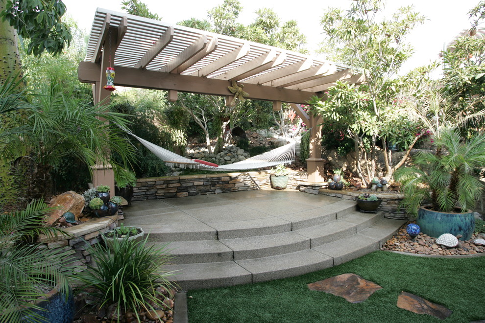 Diseño de patio tropical con pérgola