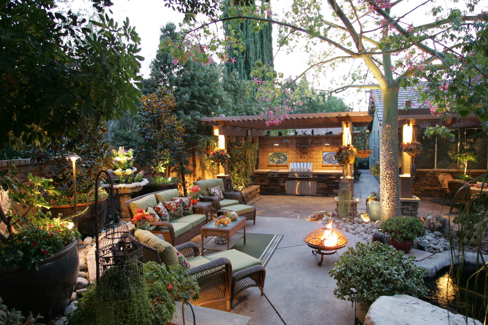 Traditional patio in Los Angeles with a pergola and a bbq area.