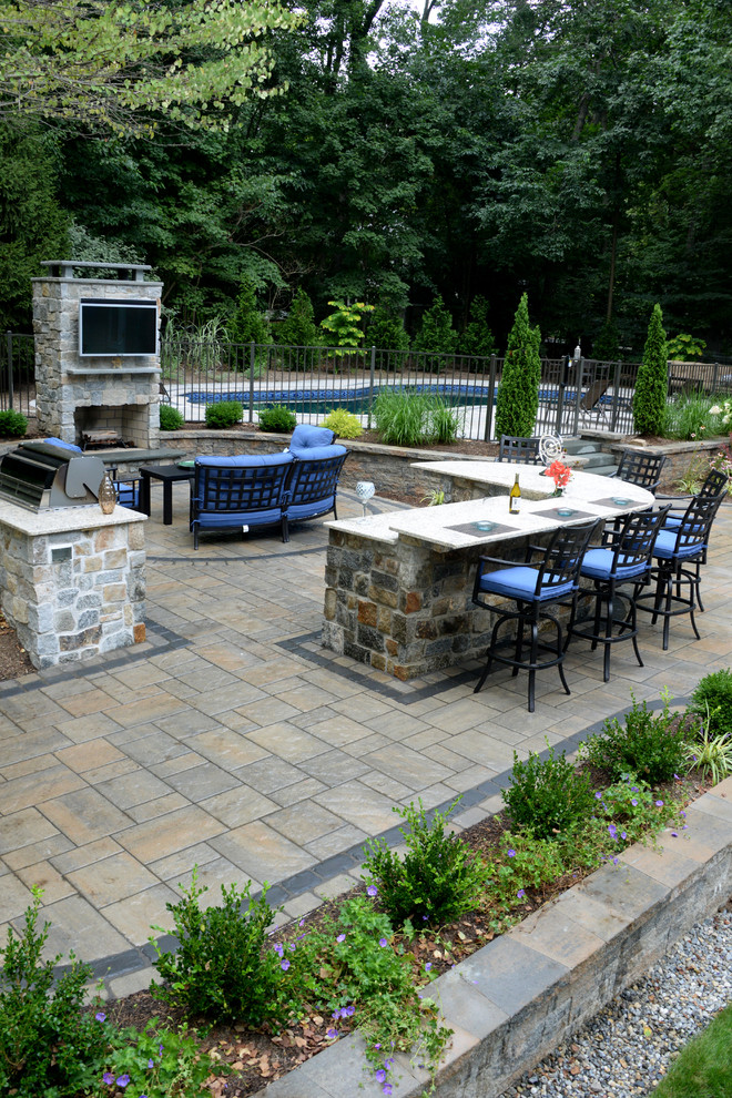 Imagen de patio minimalista de tamaño medio en patio trasero con cocina exterior y adoquines de hormigón