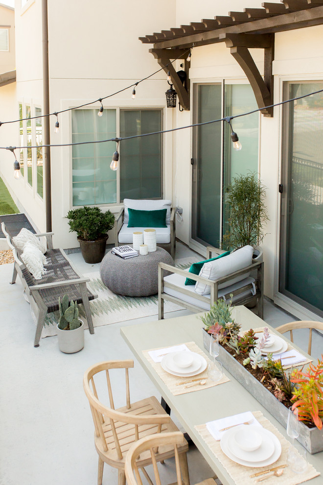 На фото: двор среднего размера на внутреннем дворе в стиле модернизм с покрытием из бетонных плит и навесом