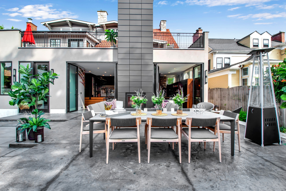 Свежая идея для дизайна: двор на заднем дворе в современном стиле с покрытием из бетонных плит без защиты от солнца - отличное фото интерьера