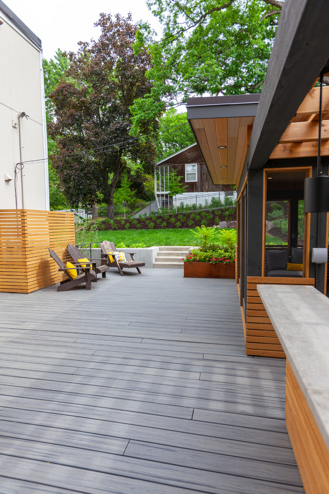 Immagine di un grande patio o portico minimalista dietro casa con pedane e una pergola