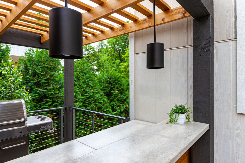 Foto de patio minimalista grande en patio trasero con cocina exterior, entablado y pérgola