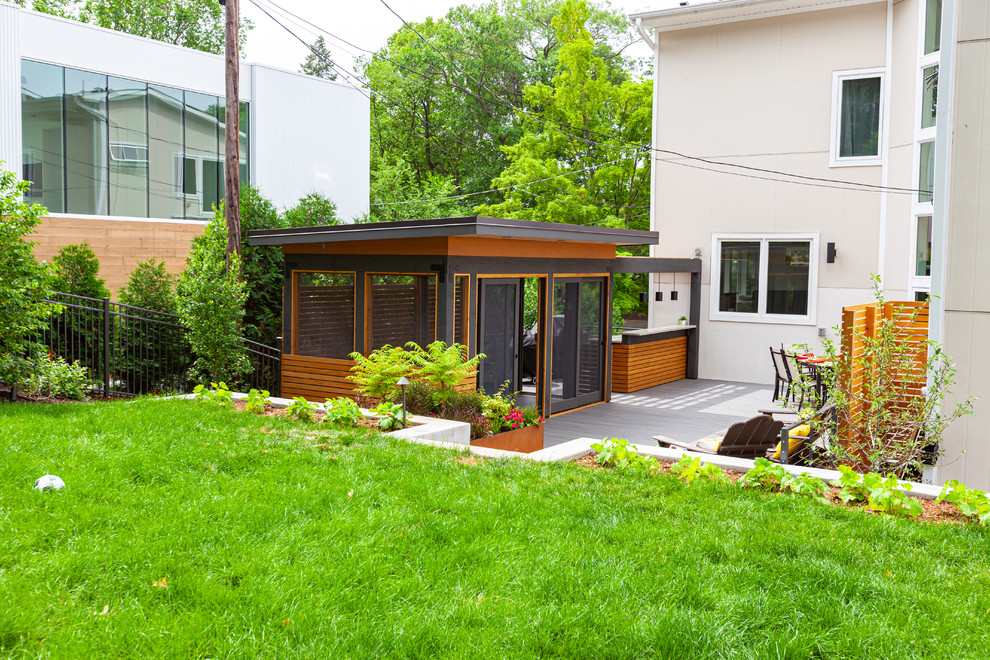 Diseño de patio moderno grande en patio trasero con cocina exterior, entablado y pérgola