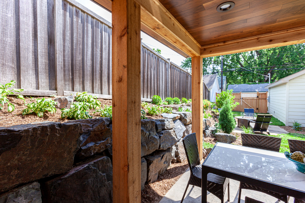 Mittelgroßer, Überdachter Klassischer Patio hinter dem Haus mit Outdoor-Küche und Stempelbeton in Minneapolis