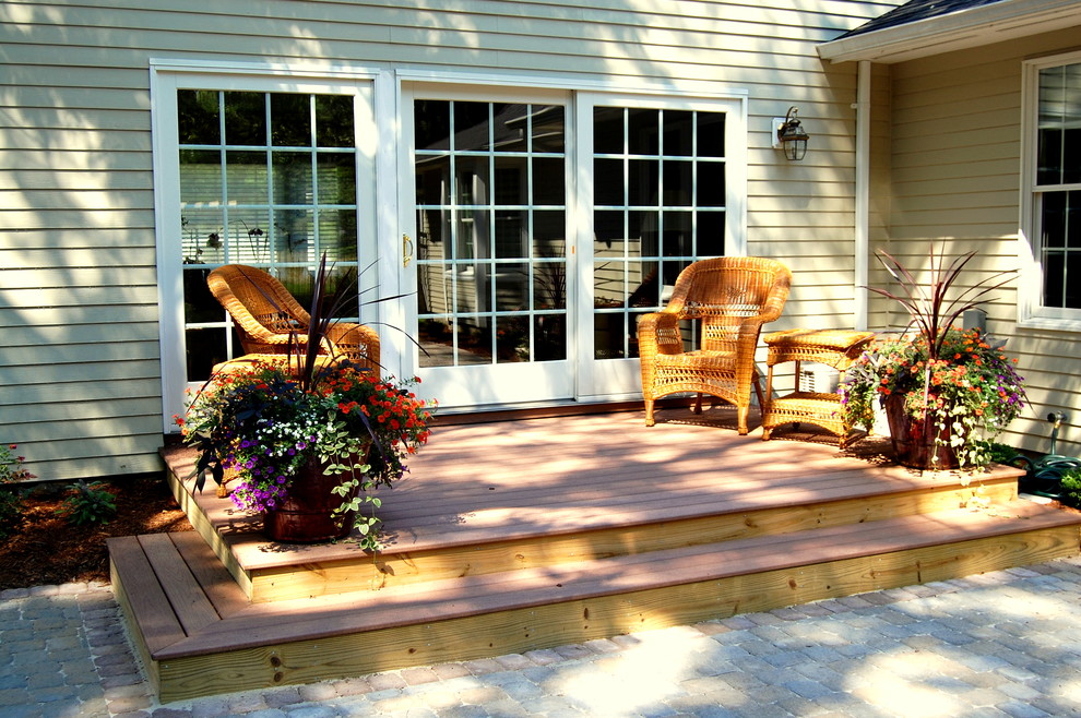 Идея дизайна: маленький двор на заднем дворе в классическом стиле с настилом для на участке и в саду