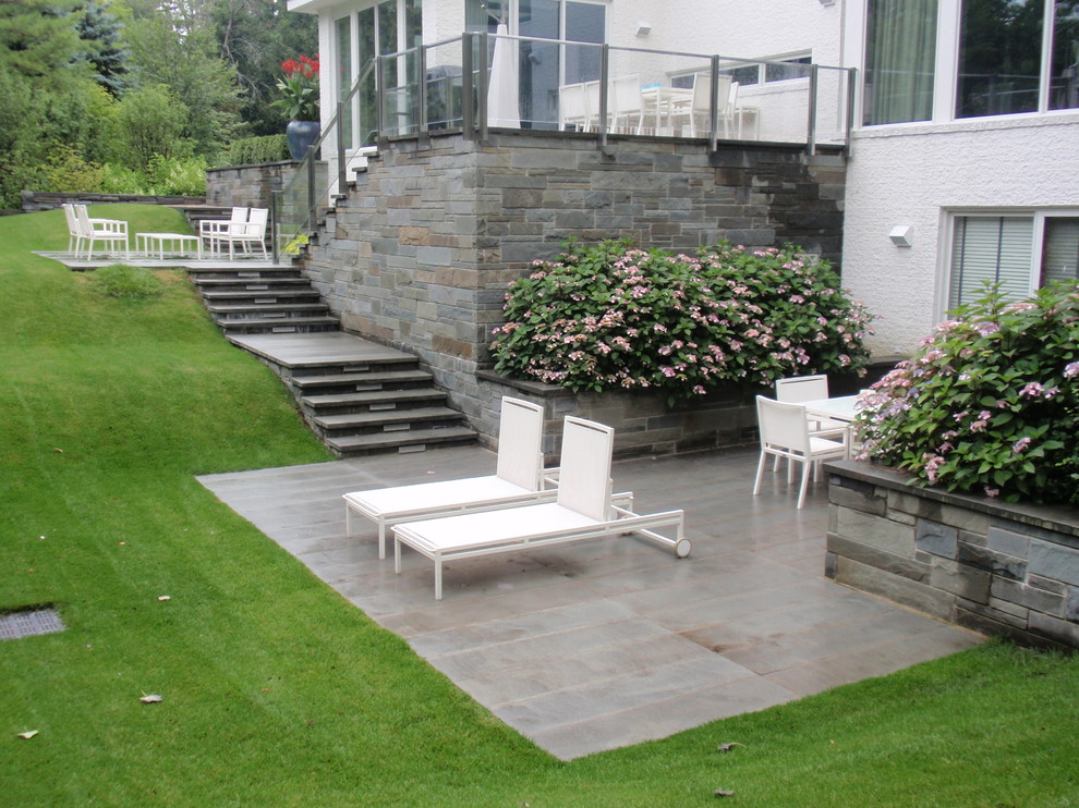 Inspiration pour une terrasse arrière traditionnelle de taille moyenne avec des pavés en béton et aucune couverture.