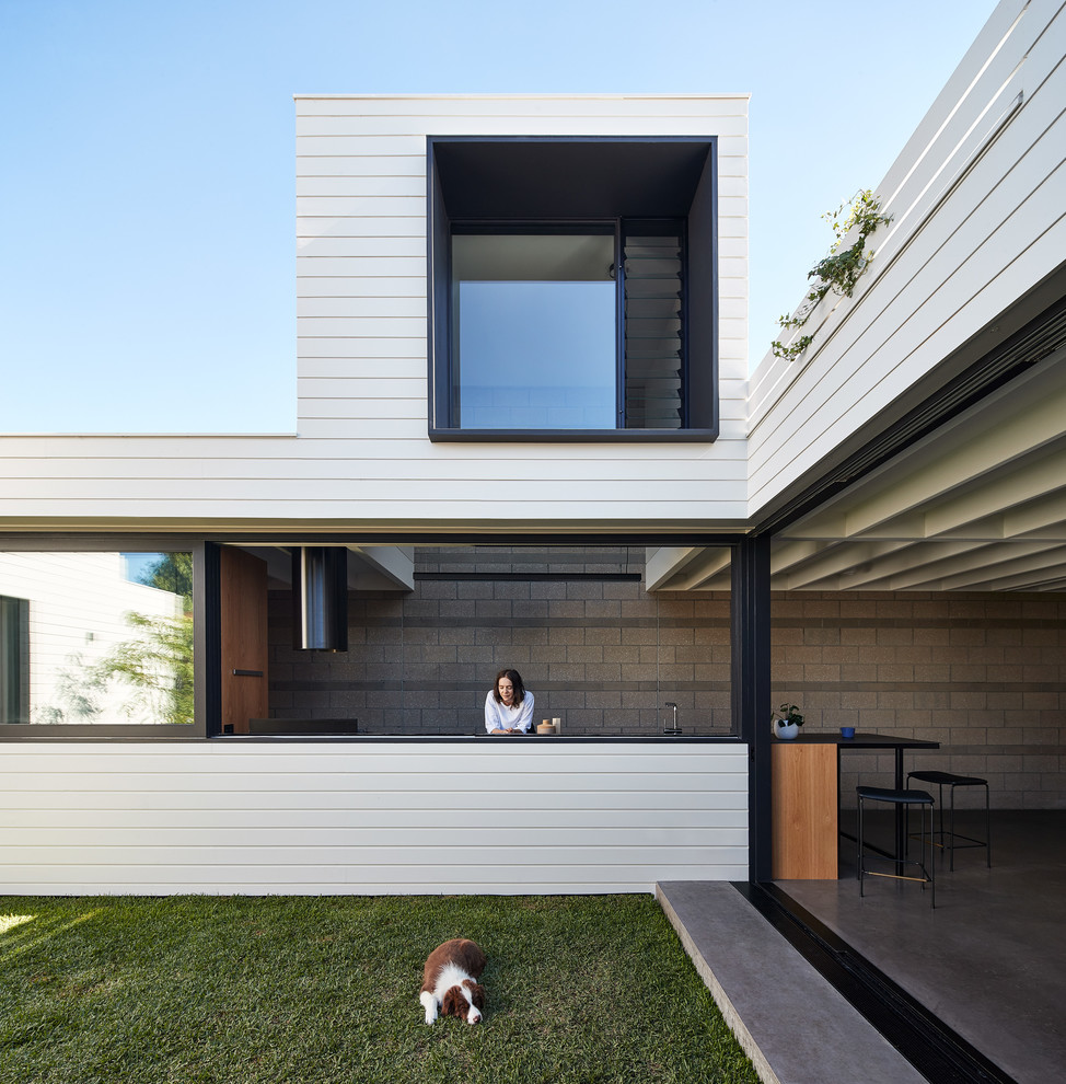 Источник вдохновения для домашнего уюта: двор на заднем дворе в стиле модернизм с летней кухней, покрытием из бетонных плит и навесом