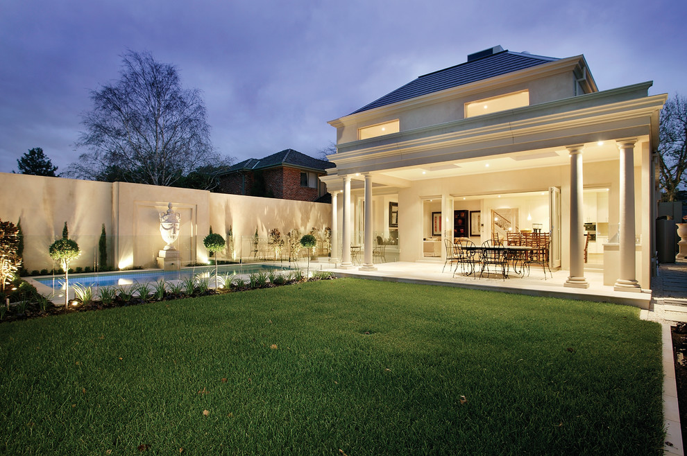 Свежая идея для дизайна: большой двор на заднем дворе в стиле неоклассика (современная классика) - отличное фото интерьера
