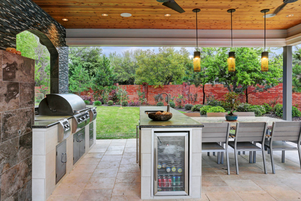 Diseño de patio clásico de tamaño medio en patio trasero con cocina exterior, suelo de baldosas y cenador