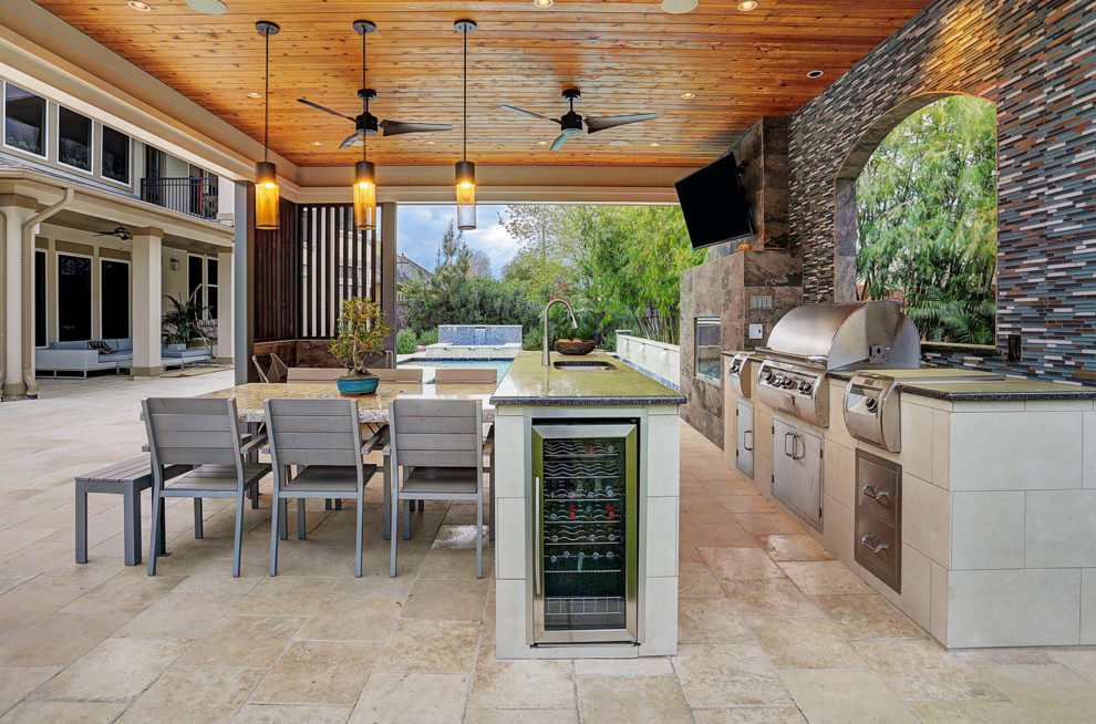 Foto de patio actual extra grande en patio trasero con cocina exterior, suelo de baldosas y cenador